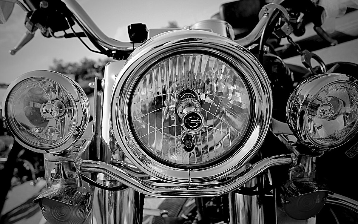 Eine Harley in schwarz weiss von vorne Eine Harley in schwarz weiss von vorne